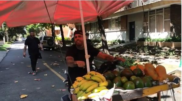 Parece que el reguetonero graba el video por los lados de Unicentro. 
