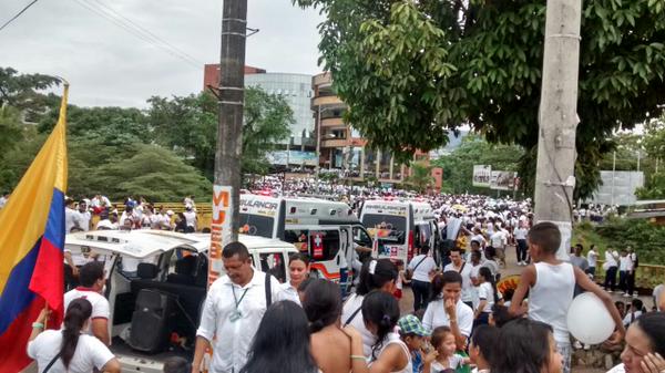 Con camisetas, pañuelos y flores blancas, los habitantes de Florencia en el Caquetá salieron a las calles. FOTO CORTESÍA