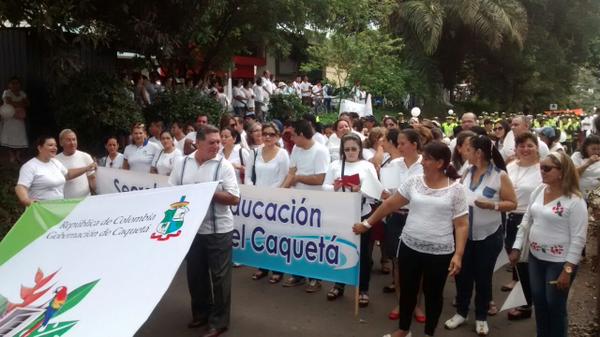 Con camisetas, pañuelos y flores blancas, los habitantes de Florencia en el Caquetá salieron a las calles. FOTO CORTESÍA