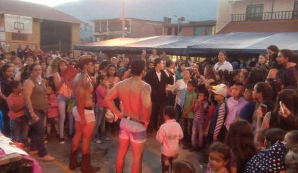 El striptease fue contratado por la alcaldía del municipio tolimense para celebrar el día de la mujer. FOTO COLPRENSA