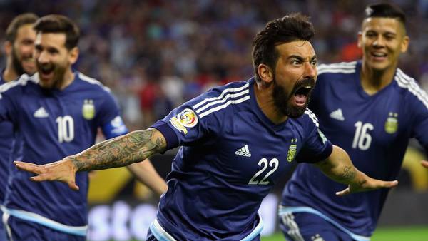Ezequiel Lavezzi se quebró el codo de su brazo izquierdo luego de caerse hacia atrás sobre un cartel de publicidad en un partido de la Copa América Centenario. FOTO AFP 