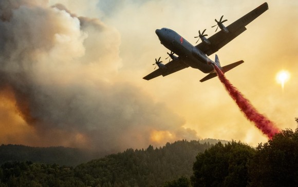 Estudio dice que falta compromiso de los países con el Acuerdo de París para frenar el cambio climático. En la foto se muestran los incendios forestales en California de agosto de 2020. FOTO: AFP