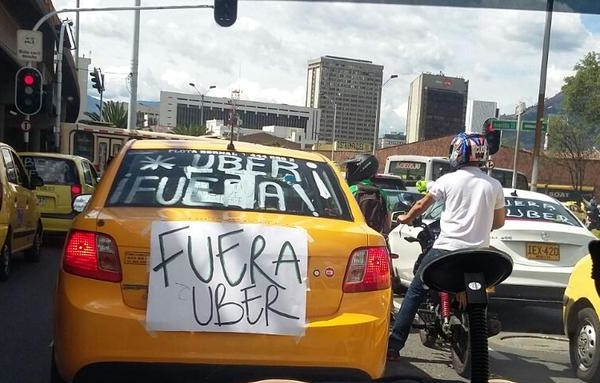 Taxistas bloquean algunas de las vías de acceso a la feria de moda Colombiamoda que se lleva a cabo en Plaza Mayor, en protesta a la palicación Uber y la piratería. FOTO @wilmar_davila