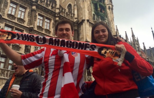 El canto del “Atleti, yo te amo” invadió este martes el corazón de Múnich con la llegada de miles de seguidores del equipo que entrena Diego Simeone. FOTO @Atleti 