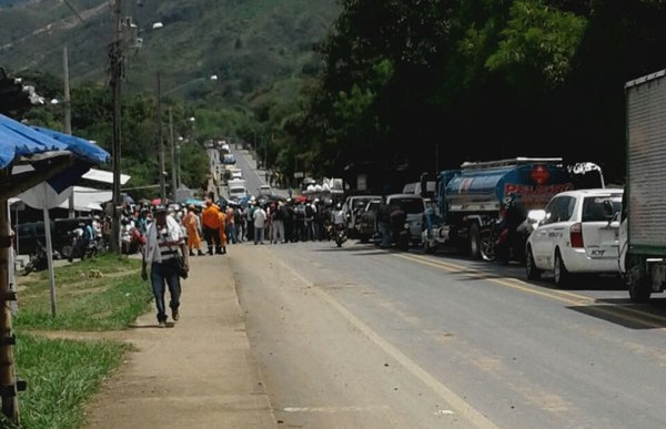 La marcha inició a las 9:00 de la mañana por la vía Panamericana entre el sector de Cachimbal-Mandivá y la vereda de Quinamayó, en Santander de Quilichao. FOTO @minacaracol