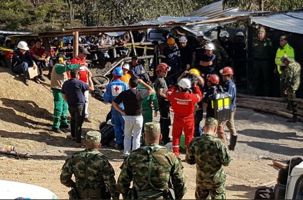 Organismos de socorro permanecen en el sitio atendiendo la emergencia. FOTO Tomada de la Gobernación de Boyacá.