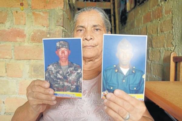 Martha Franco, abuela del soldado Jhonatan Díaz, no suelta la foto de su nieto. FOTO COLPRENSA