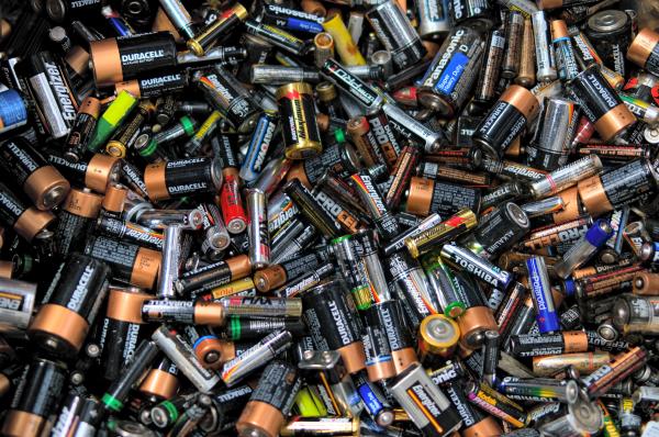No arroje pilas a la basura, algunas tienen mercurio
