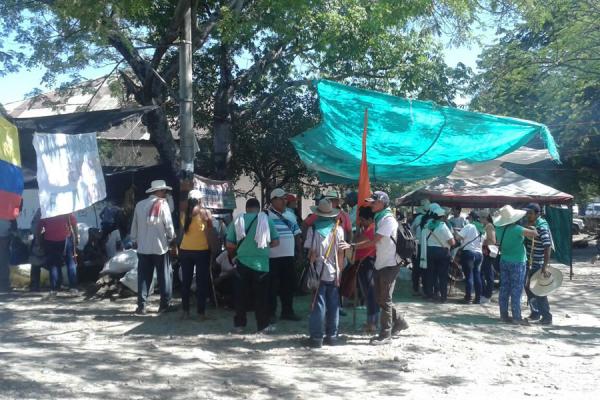 Un indígena murió y otro más resultó herido durante las concentraciones en la vía entre Loboguerrero y Buenaventura, en el Valle del Cauca. FOTO COLPRENSA
