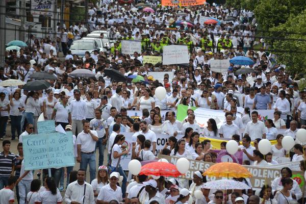 Con camisetas, pañuelos y flores blancas, los habitantes de Florencia en el Caquetá salieron a las calles. FOTO CORTESÍA