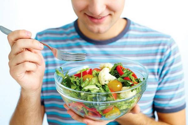 Para prevenir algunos problemas de salud, las personas deben respetar los horarios y comer con calma. FOTO COLPRENSA