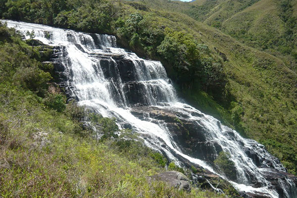 Esa imagen corresponde a la cascada Manto de La Virgen, aunque no se precisa si de allí cayó la mujer. FOTO Tomada de www.louaodelasemana.uao.edu.co