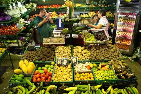 Alimentos sigue siendo el grupo que más jalona la inflación al alza. FOTO Colprensa