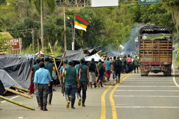 Imagen de la protesta indígena en la vía de Pereira que conduce a Belén. FOTO Colprensa 