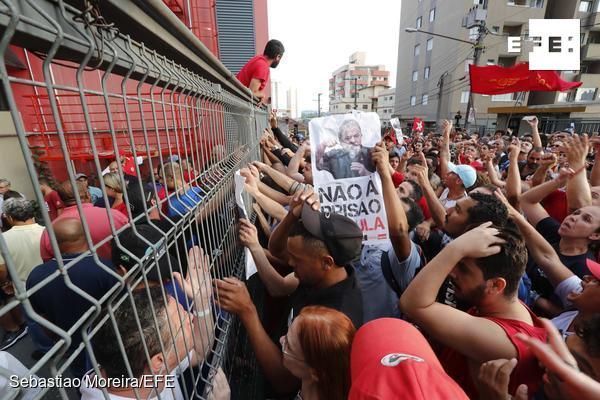 A pesar del pedido de una multitud, Lula decide entregarse. FOTO EFE