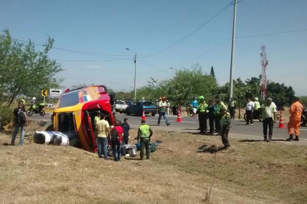 El exceso de velocidad habría causado que el automotor terminara volcado a un costado de la carretera. FOTO Colprensa