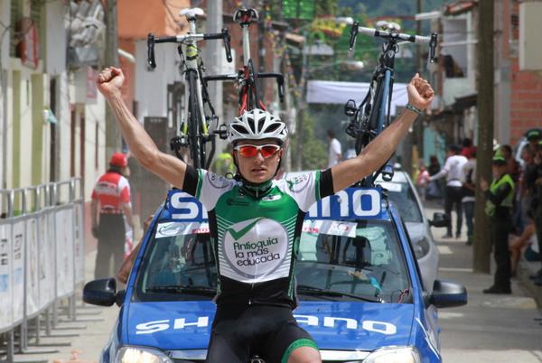 En solitario llegó el corredor antioqueño Brayan Hernández a la meta de la segunda etapa de la Vuelta del Porvenir. FOTO cortesía