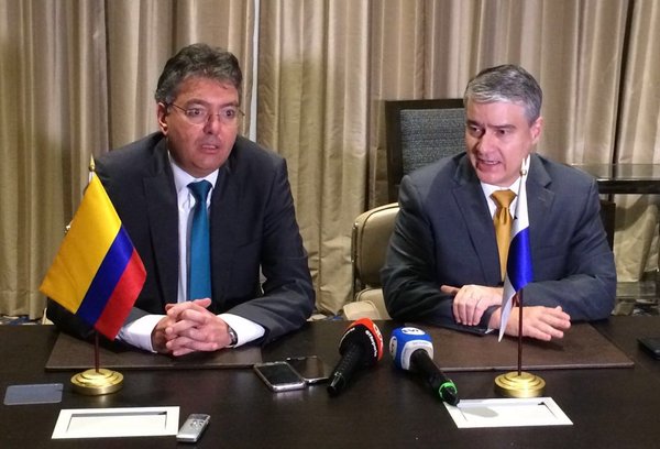 El ministro de Hacienda de Colombia, Mauricio Cárdenas (izquierda), y el ministro de Economía de Panamá, Dulcidio De La Guardia, anunciaron el acuerdo. FOTO cortesía ministerio economía panamá