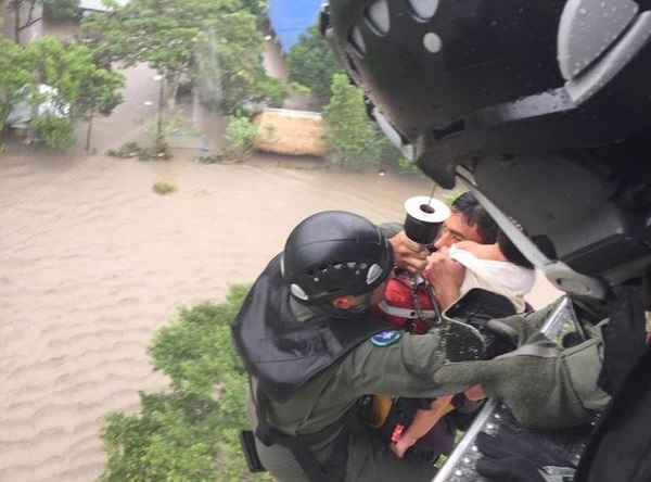 La Fuerza Aérea indicó que hasta el momento se han rescatado 60 adultos, 25 niños y tres bebes en las inundaciones en las veredas La Manga de Yopal y Villa Hermosa en Tauramena. @FuerzaAereaCol