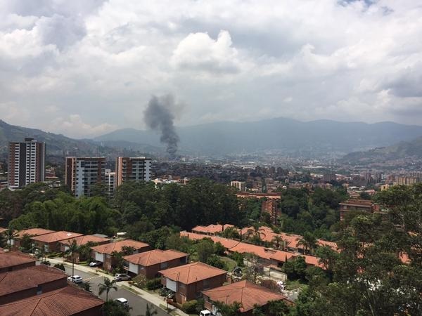Bomberos del sur del Valle de Aburrá intentan controlar incendio