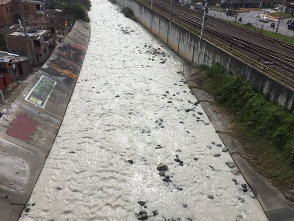 Camión accidentado derramó material que contaminó el río Medellín
