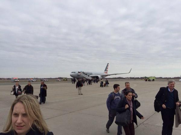 La Policía y los Bomberos de Nueva York ya se encuentran en el aeropuerto que ha declarado la situación de emergencia. FOTO: JL News Alert ‏@JLNewsAlert