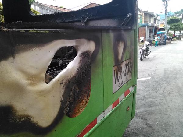 10 bomberos y dos máquinas de Bomberos atendieron el incendio. FOTO CORTESÍA @camilochara