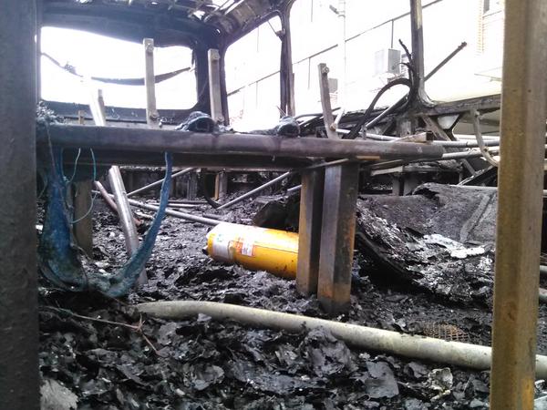 Las llamas consumieron rápidamente el bus alimentador. FOTO CORTESÍA @camilochara