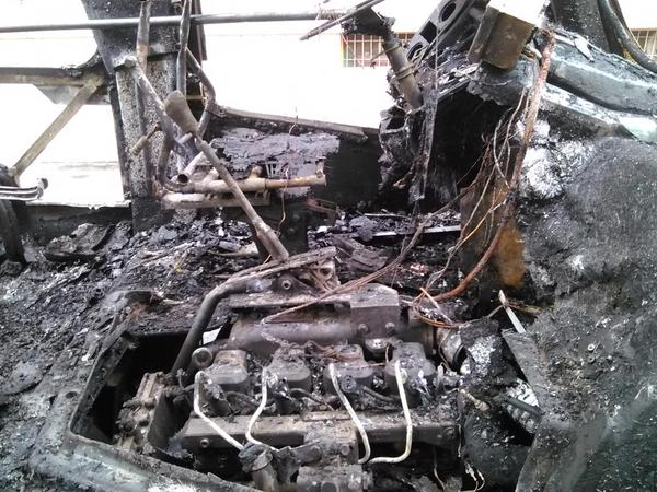 El interior del automotor fue totalmente consumido por las llamas. FOTO CORTESÍA @camilochara