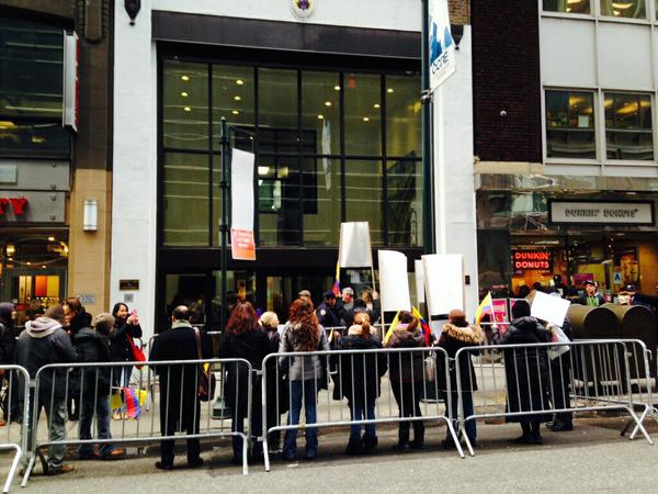 Plantón frente a las instalaciones del consulado de Colombia en New York en protesta por ley que quita la segunda curul a los colombianos del exterior. FOTO CORTESÍA @_JorgeMunoz 