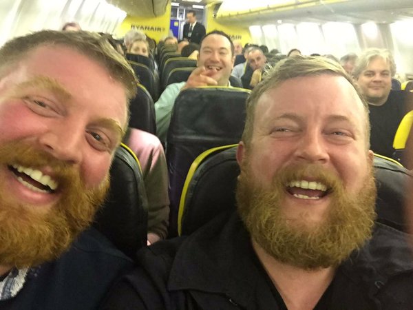 LEE BEATTIE @leebeattieEl hombre de la derecha es el esposo de mi amiga, el de la izquierda es un extraño que conoció anoche en un vuelo.