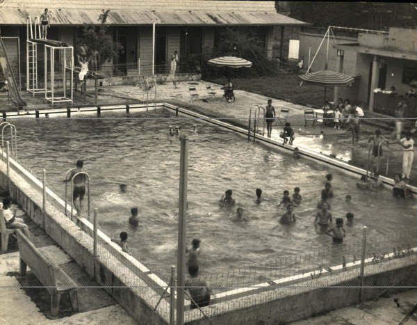Zona de la piscina en el Hotel Magdalena en la actualidad y en la década de 1950. FOTOS JULIO CÉSAR HERRERA Y CORTESÍA EJÉRCITO