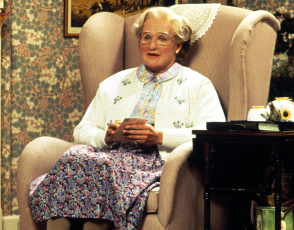 En Señora Doubtfire o Papá por siempre (1993) hace de un papá irresponsable que quiere recuperar a su familia. Para esto, se le ocurre disfrazarse de mujer mayor de 60 años. Esta mujer transforma el hogar de los Hillard. Cortesía: Fotogramas.es