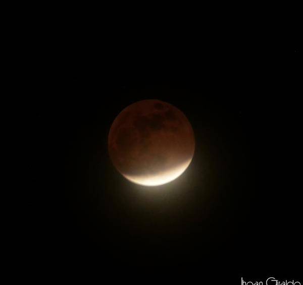 Al final de la noche se pudo ver un poco de la Luna roja. FOTO Jhoan Giraldo TW: ‏@jhoan_giraldo 