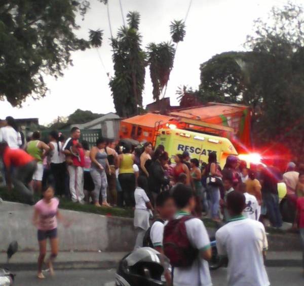 Agentes de tránsito, personal de salud y bomberos de Medellín atendieron el accidente. FOTO Cortesía