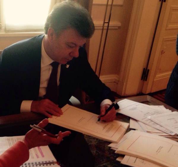 El presidente de la República, Juan Manuel Santos, firmó este martes la Ley de Presupuesto Nacional para el año 2015. FOTO CORTESÍA