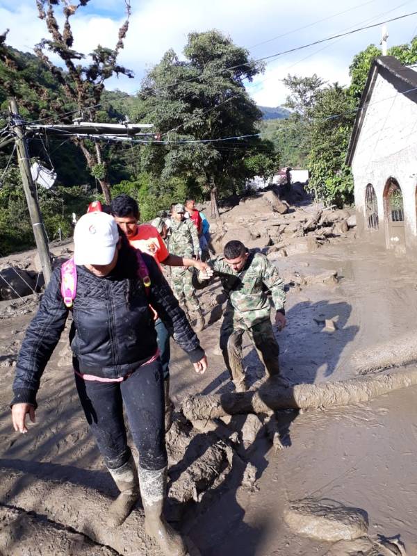 En la zona hicieron presencia bomberos del municipio, la Ungrd y la Policía. FOTO: COLPRENSA