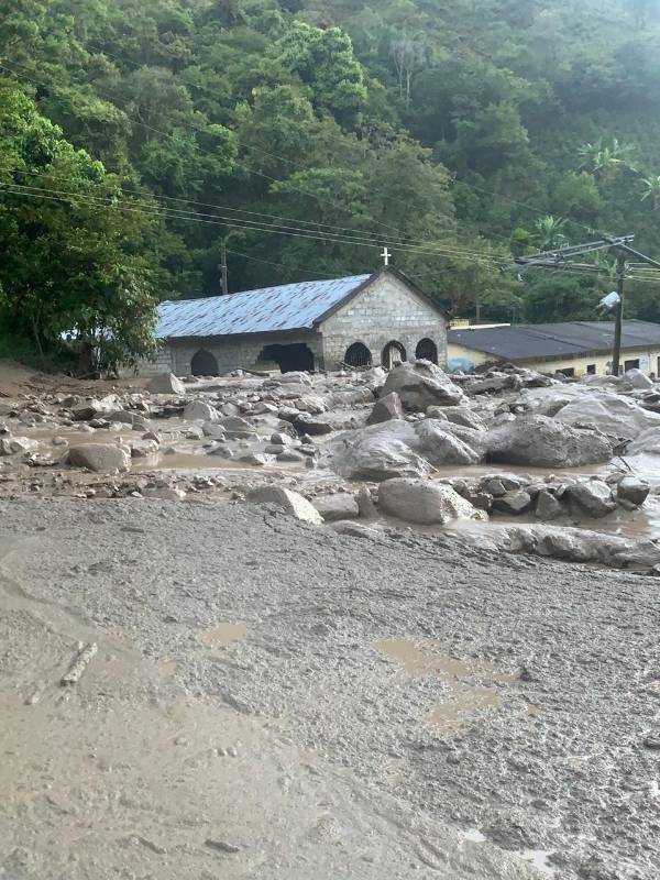 La avalancha fue ocasionada por el desbordamiento de la quebrada El Mono. FOTO: COLPRENSA