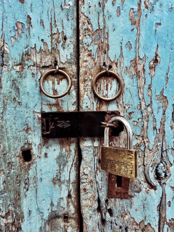 Este proyecto de fotografía pretende mostrar como por medio de una puerta deteriorada se puede remitir de forma simbólica a un asunto con la nostalgia, con ese deseo de volver a aquel hogar que un día fue de protección y ahora se ha cerrado y abandonado por cuestiones de desplazamiento. FOTO Óscar Arcila