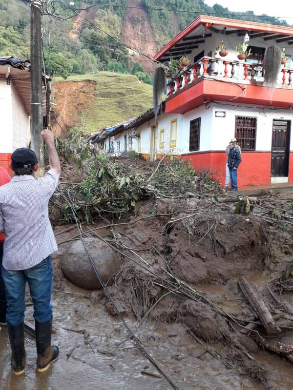 Las autoridades confirmaron que el cierre total de la vía a Jericó se presentó por el desbordamiento de la quebrada La Cascada, pues se taponó uno de los puentes de la vía. FOTO CORTESÍA Edison Bedoya