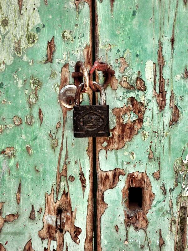 Este proyecto de fotografía pretende mostrar como por medio de una puerta deteriorada se puede remitir de forma simbólica a un asunto con la nostalgia, con ese deseo de volver a aquel hogar que un día fue de protección y ahora se ha cerrado y abandonado por cuestiones de desplazamiento. FOTO Óscar Arcila