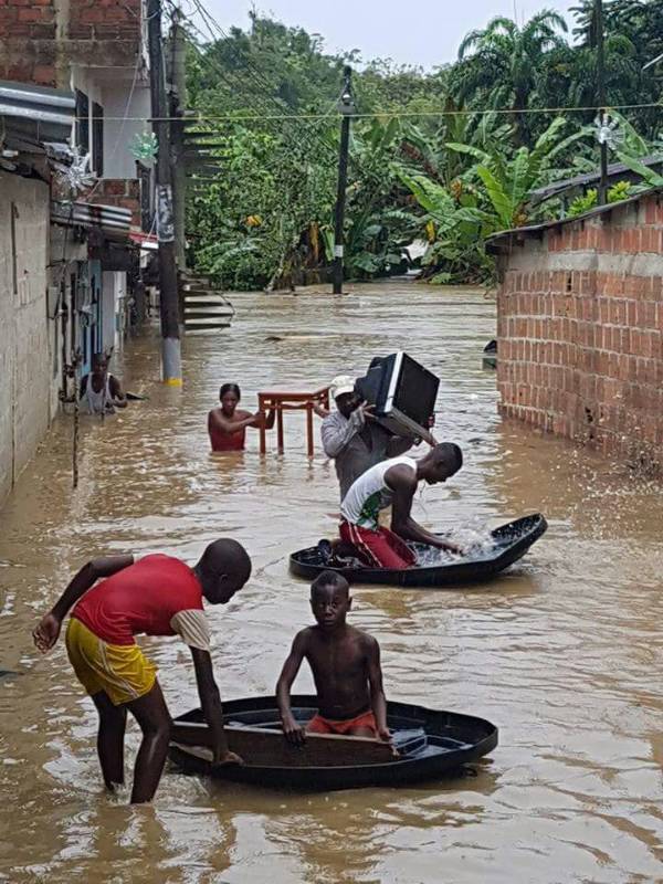 Las familias an tratado de salvar sus pertenencias, aún en medio de la lluvia. Foto Cortesía Alcaldía de Itsmina