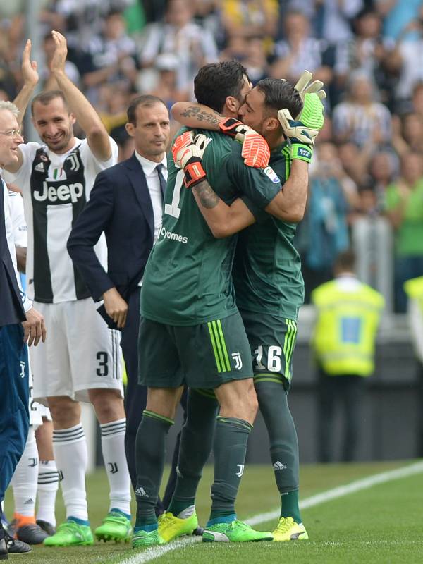A los 17 minutos de la segunda parte Buffon dejó la cancha para iniciar su despedida oficial. FOTO REUTERS