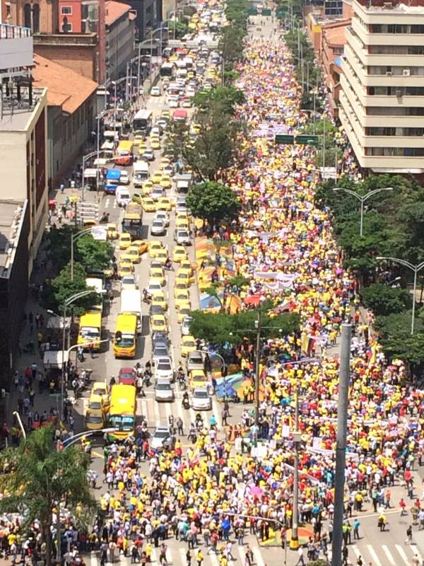 10:40 a.m. - Así se veía la marcha por la Avenida Oriental. FOTO JULIO CÉSAR HERRERA