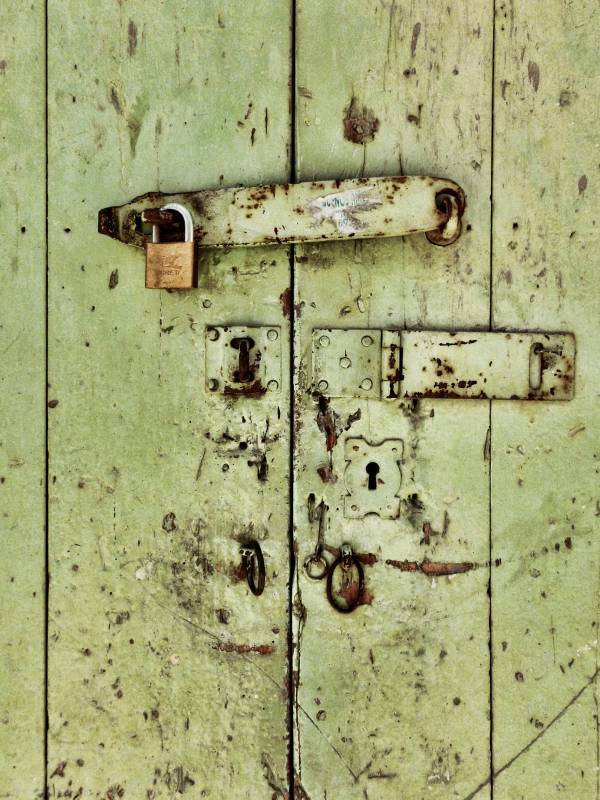 Este proyecto de fotografía pretende mostrar como por medio de una puerta deteriorada se puede remitir de forma simbólica a un asunto con la nostalgia, con ese deseo de volver a aquel hogar que un día fue de protección y ahora se ha cerrado y abandonado por cuestiones de desplazamiento. FOTO Óscar Arcila