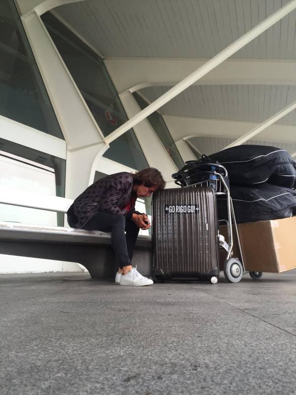 Debido a que llevaba tres bicicletas, el ciclista colombiano rumbo a los Juegos Olímpicos de Río 2016, la aerolínea TAP Portugal no le permitió abordar el vuelo. FOTO CORTESÍA