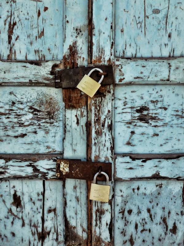 Este proyecto de fotografía pretende mostrar como por medio de una puerta deteriorada se puede remitir de forma simbólica a un asunto con la nostalgia, con ese deseo de volver a aquel hogar que un día fue de protección y ahora se ha cerrado y abandonado por cuestiones de desplazamiento. FOTO Óscar Arcila