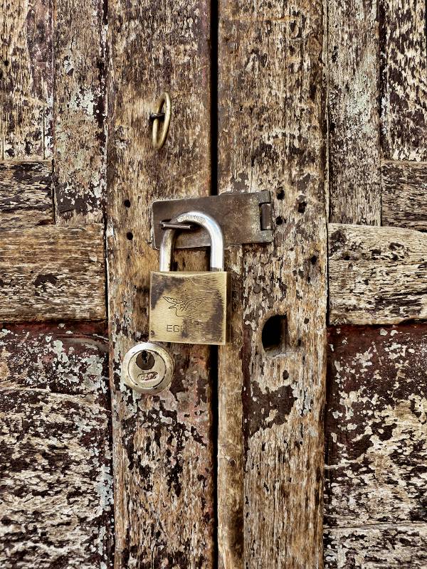 Este proyecto de fotografía pretende mostrar como por medio de una puerta deteriorada se puede remitir de forma simbólica a un asunto con la nostalgia, con ese deseo de volver a aquel hogar que un día fue de protección y ahora se ha cerrado y abandonado por cuestiones de desplazamiento. FOTO Óscar Arcila