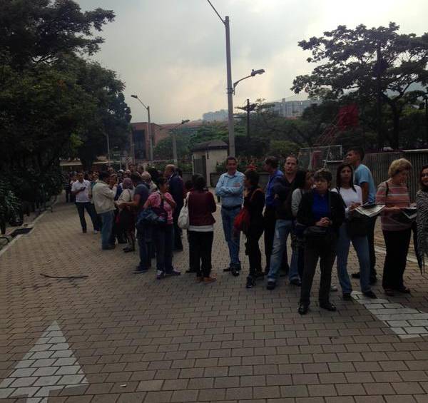 Ya se comienzan a ver las largas filas en la mañana de este domingo de las personas que asisten a la jornada especial de la Oficina de Pasaportes. FOTO Guillermo Martínez @arnaogjmc