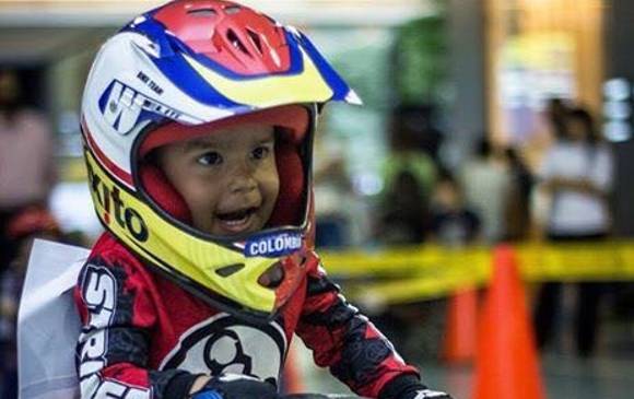 Desde que se levanta, Lorenzo se monta a su bici, su fiel compañera de aventura y diversión. FOTO cortesía-archivo familiar 